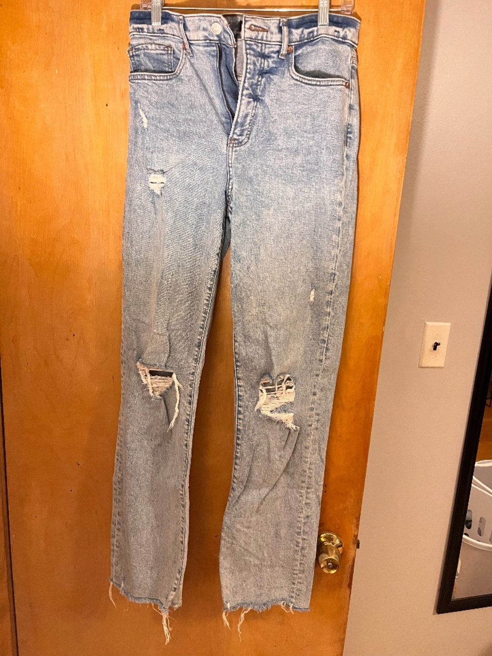 Straight leg jeans ripped light wash